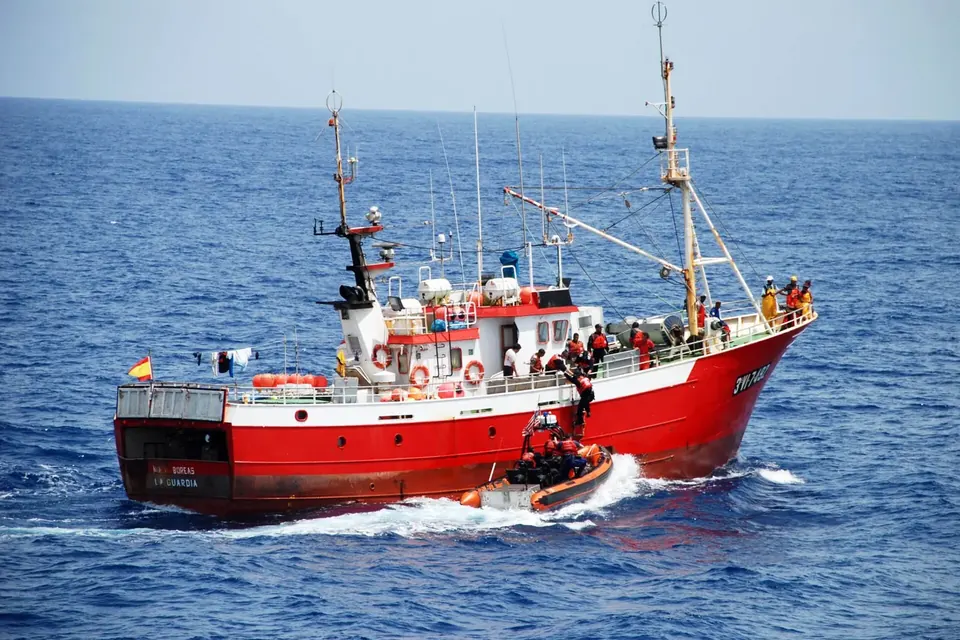 Une équipe d'inspection composée de garde-côtes monte à bord d'un bateau de pêche au large du Cap-Vert